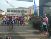 Para pesepeda Brimob peserta Tour de Java 2017, saat singgah di Mapolres Purworejo - foto: Sujono/Koranjuri.com