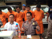 Polsek Denpasar Barat mengamankan 5 orang komplotan yang biasa melakukan penggelapan kendaraan rent car dengan modus mencetak SIM dan KTP palsu - foto: Istimewa