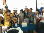 DPD Hanura Bali menyambangi warga pengungsi dampak erupsi GA. Logistik didistribusikan sekaligus memberikan penghiburan kepada para pengungsi - foto: Koranjuri.com