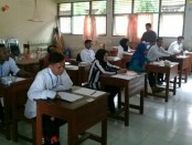 Para peserta calon sekdes Rowodadi, Grabag, Purworejo, saat mengikuti test akademis, Jum'at (8/12) di SMA N 8/Purworejo - foto,: Sujono/Koranjuri.com
