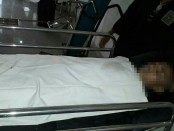 Salah satu korban tengah diotopsi oleh paramedis di RS Ba'a - foto: Isak Doris Faot/Koranjuri.com