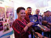 Bupati Tabanan Ni Putu Eka Wiryastuti menerima penghargaan Pamsimas Award 2017 di Auditorium Kementerian Pekerjaan Umum dan Perumahan Rakyat. Penghargaan tersebut diserahkan langsung oleh Ketua CPMU Pamsimas Ir Tanozisochi Lase, M.Sc. - foto: Istimewa