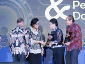 Pemkab Tabanan meraih anugerah Dana Rakça 2017 yang diterima langsung oleh Bupati Tabanan Ni Putu Eka Wiryastuti – foto: Istimewa