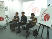 Pembina Yayasan Widya Dharma Santhi, Profesor I Made Bandem (kanan), Konsulat Jenderal Jepang di Bali, Hirohisa Chiba (tengah) dan Makiko R. Iskandar (kiri) - foto: Koranjuri.com