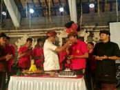 Perayaan Hari Ulang Tahun ke-34 Sekaa Teruna Ratna Wangsa Banjar Tengah, Desa Getasan, Minggu (25/2/2018), warga secara spontan menyatakan dukungannya kepada Koster-Ace - foto: Istimewa