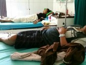 Tri Yuniar dan Ip Fitri, dua dari lima warga Desa Kedung Poh, Loano, yang terserang malaria, dan kini sedang dirawat di RSUD Tjitrowardojo, Purworejo - foto: Sujono/Koranjuri.com