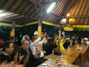 Pasangan calon Gubernur dan Wakil Gubernur Bali, Ida Bagus Rai Dharmawijaya-I Ketut Sudikerta (Mantra-Kerta) menggelar Nobar Final Piala Presiden 2018 di Rumah Apresiasi Sudikerta (RAS), Sabtu, 17 Februari 2018 - foto: Istimewa