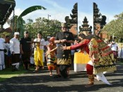 Bupati Badung Nyoman Giri Prasta menghadiri Ruwatan Sapuh Leger se-Bali yang diikuti 2.442 orang dan tidak dipungut biaya sepeser pun alias gratis - foto: Istimewa