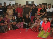 Ribuan warga Desa Pakraman Ekasari, Kecamatan Melaya, dan beberapa desa lainnya membulatkan tekad untuk  memenangkan Koster-Ace, giliran tokoh dan masyarakat umum di Pasatan desa Pohsaten, pada Senin (19/2/2018) - foto: Istimewa