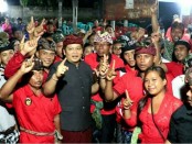 Kembang Hartawan (tengah) ketua DPC PDIP Kabupaten Jembrana saat deklarasi Koster-Ace di Jembrana - foto: Istimewa