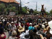 Puluhan ribu orang memadati Puri Ubud, Bali untuk menyaksikan acara tradisi Pelebon atau Pengabenan Anak Agung Niang Agung yang merupakan istri dari Raja Ubud - foto: Wahyu Siswadi/Koranjuri.com