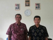 Kepala SMA PGRI 2 Denpasar, I Putu Arta (kiri) - foto: Koranjuri.com