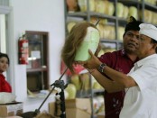 Koster berada di pabrik pembuatan wig atau rambut palsu yang konsumennya kebanyakan artis Hollywood di Banjar Dinas Abuan Kauh, Kecamatan Susut, Kabupaten Bangli - foto: Istimewa