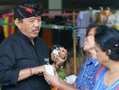 Calon Wakil Gubernur nomer urut 1, Tjok Oka Artha Ardhana Sukawati (Cok Ace) diajak berswafoto oleh pedagang di Pasar Sangsit, Buleleng yang kebanyakan kaum ibu - foto: Istimewa