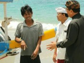Calon Gubenur dan Wakil Gubernur Bali nomor urut 1, Wayan Koster-Tjok Oka Artha Ardhana Sukawati (Koster-Ace) menyempatkan diri berdialog dengan nelayan di Pantai Prasi (Virgin Beach) di Desa Adat Bugbug, Kabupaten Karangasem - foto: Istimewa