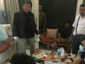 Polisi mengamankan tersangka pemroduksi ganja sintetis di sebuah rumah kontrakan di Denpasar - foto: Istimewa