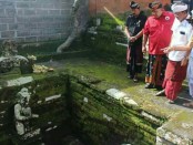 Cagub Wayan Koster diajak kerabat Puri Rum, Puri Agung Bali, melihat kondisi Puri, termasuk ke lokasi pemandian raja yang masih dianggap sakral - foto: Istimewa