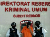 Tim Resmob Ditreskrimum Polda Metro Jaya menangkap TI alias Eza (24) pelaku tindak pidana membawa dan mengusai senjata api dan amunisi - foto: Bob/Koranjuri.com