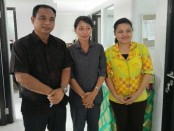 Kepala SMK Dwijendra, Ida Bagus Dwi Oka Putra bersama guru dan staf - foto: Koranjuri.com