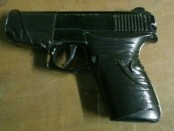 Barang bukti senjata api yang diamankan dari pelaku yang mengaku polisi - foto: Bob/Koranjuri.com
