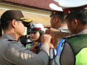 Pemasangan pita kepada anggota oleh Kapolres Kebumen, AKBP Arief Bahtiar, menandai dimulainya Operasi Patuh 2018 di wilayah Polres Kebumen - foto: Sujono/Koranjuri.com