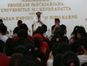 Cagub nomer urut 1 I Wayan Koster saat mengunjungi Yayasan Perpustakaan Bung Karno - foto: Istimewa
