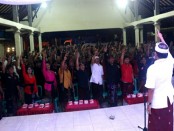 Calon Gubernur I Wayan Koster yang juga Ketua DPD PDIP Bali menyambangi Balai Banjar Selat, Banjarangkan, Klungkung - foto: Istimewa
