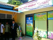 Kepala Sekolah SMK Kesehatan Purworejo, Nuryadin, S.Sos., melakukan doa bersama usai meresmikan Toko Obat Herbal Sehati, Kamis (19/4) - foto: Sujono/Koranjuri.com