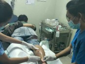 Pelaku curanmor mendapatkan perawatan setelah ditembus timah panas petugas - foto: Istimewa