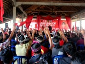 Wayan Koster menggelar simakrama dihadapan ratusan warga Desa Duda, Kecamatan Selat, Karangasem di Banjar Bangbang Biaung, Senin 30 April 2018 - foto: Istimewa