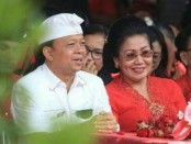 I Wayan Koster bersama istri - foto: Istimewa