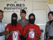 Tersangka kasus sabu-sabu, SYI dan M, kini ditahan di Mapolres Purworejo - foto: Sujono/Koranjuri.com