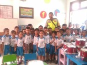 Puluhan siswa TK saat mendengar pemaparan dari Bhabinkamtibmas Kecamatan Selat, Kabupaten Badung - foto: Istimewa