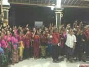 Pasangan calon gubernur Bali nomer urut 1 I Wayan Koster-Tjok Oka Arta Ardana Sukawati (Koster-Ace) bersama ratusan warga Desa Mendoyo Dangin Tukad, Kecamatan Mendoyo, Jembrana - foto: Istimewa