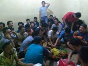 Kepolisian Sektor Cengkareng merayakan HUT Bhayangkara Ke-72 bersama para tahanan - foto: foto: Istimewa