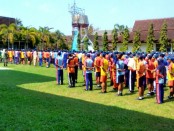 Para siswa baru SMK N 1 Purworejo, saat mengikuti MPLS dengan penyaji materi dari personil Kodim 0708, tentang tata upacara bendera dan baris berbaris, Rabu (18/7) - foto: Sujono/Koranjuri.com