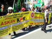 Aksi demo yang dilakukan LSM Gerak di depan Pemkab Banyuwangi, Rabu, 19 Juli 2018 - foto: Istimewa