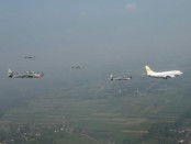 Empat pesawat Super Tucano dari Skadron Udara 21 Lanud Abdulrachman Saleh, Malang, mengawal kedatangan pesawat Boeing 737 TNI AU yang membawa rombongan api obor Asian Games dari Solo, Jumat (20/7/2018).