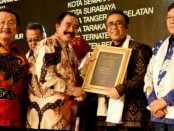 Wawali Kota Denpasar IGN. Jaya Negara (dua dari kanan) menerima penghargaan ‘Yokatta Wonderful Indonesia Tourism Awards (YWITA) 2018’, Jumat malam, (20/7/2018) di Kantor Kemenpar RI, di Jakarta - foto: Ari Wulandari/Koranjuri.com