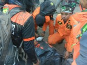 Tim SAR gabungan melakukan evakuasi terhadap pendaki Gunung Rinjani yang terjebak karena gempa 6,4 SR yang mengguncang Lombok - foto: Istimewa