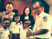 Kepala PT KAI Daop 6 Yogyakarta, Eko Purwanto, bersama anak-anak penerima bantuan kaca mata gratis - foto: Sujono/Koranjuri.com