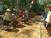 Warga Desa Redin, Gebang, Purworejo, turut berpartisipasi dalam pelaksanaan TMMD - foto: Sujono/Koranjuri.com