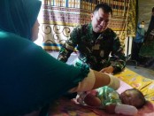 Muhammad Cakra Maulana, bayi yang lahir di pengungsian gempa Lombok mendapatkan penanganan dari tim medis TNI - foto: Istimewa