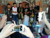 Tokoh Puri Satria Cokorda Oka Ratmadi (bertopi berkaus putih) bersama sejumlah paranormal di Bali dan Jro Master Made Bayu Gendeng (tengah) - foto: Koranjuri.com