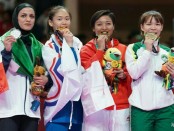 Cokorda Istri Agung Sanistyarani (tiga dari kiri) setelah berhasil mengantongi medali perunggu di cabang karate Asian Games 2018 - foto: Getty images