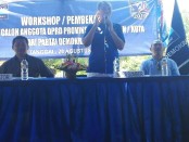Ketua DPD Partai Demokrat I Made Mudarta (berdiri) - foto: Koranjuri.com