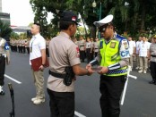 Puluhan anggota Kepolisian Daerah Metro Jaya mendapatkan penghargaan atas prestasi mereka selama bertugas - foto: Bob/Koranjuri.com