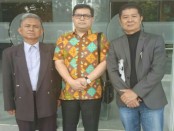 Ketua Umum IMO-Indonesia Yakub F. Ismail (tengah) bersama dua kuasa hukum yang mendampingi dalam perkara gugatan kepada Dewan Pers - foto: Istimewa