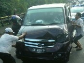 Mobil APV yang mengalami kecelakaan dengan motor matik di Tabanan - foto: Istimewa
