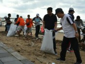 Pelaksanaan aksi bersih pantai di Pantai Mertasari, Denpasar, Minggu (28/10) - foto: Ari Wulandari/Koranjuri.com